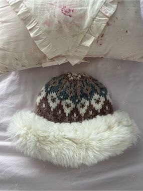 Cozy Knitted Faux-Fur Trim Beanie - Cream, Brown & Gray